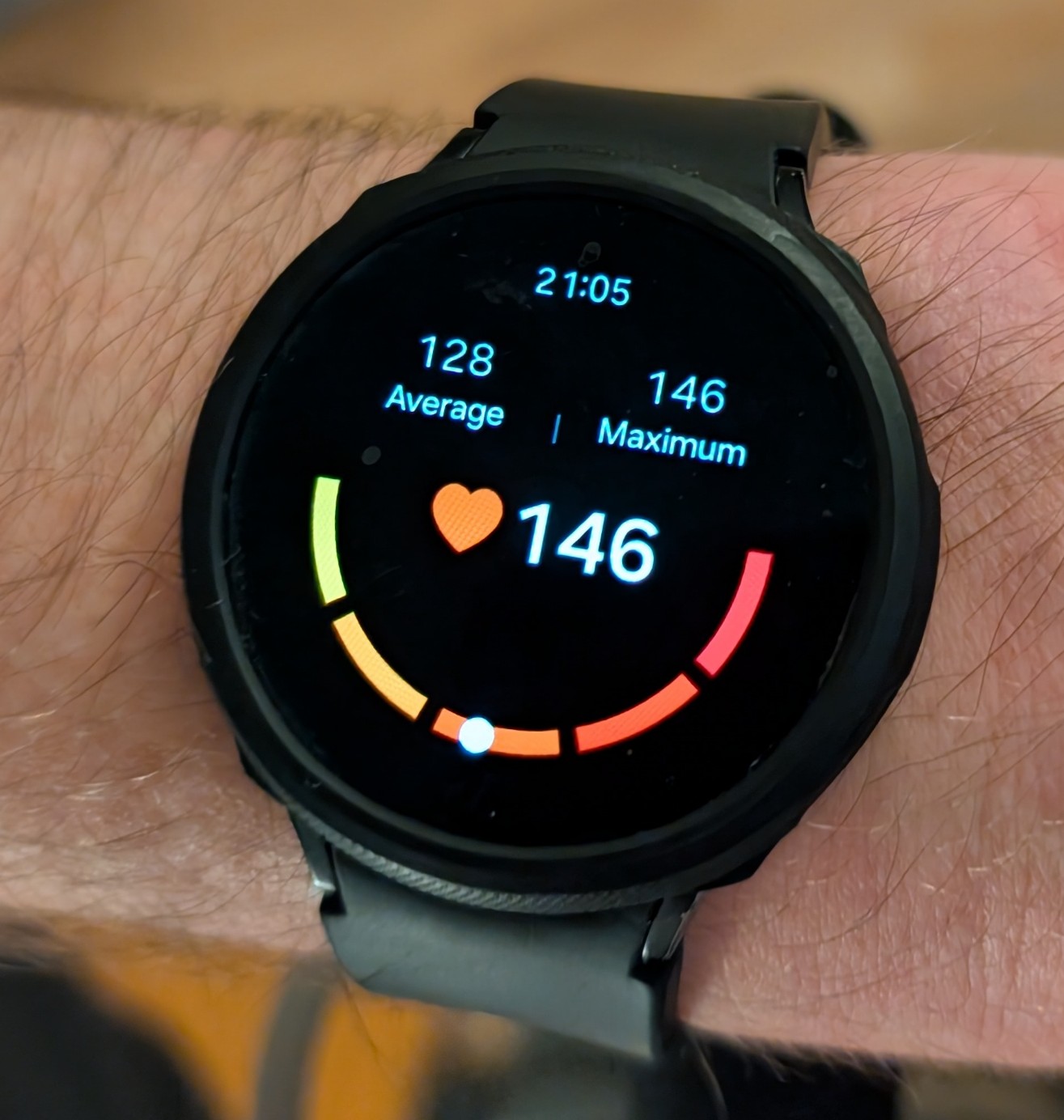 El Galaxy Watch es lo que mucha gente podría utilizar para realizar un seguimiento de los entrenamientos y las zonas de frecuencia cardiaca, por lo que cabría esperar que fuera preciso (Fuente de la imagen: David Devey / Notebookcheck)