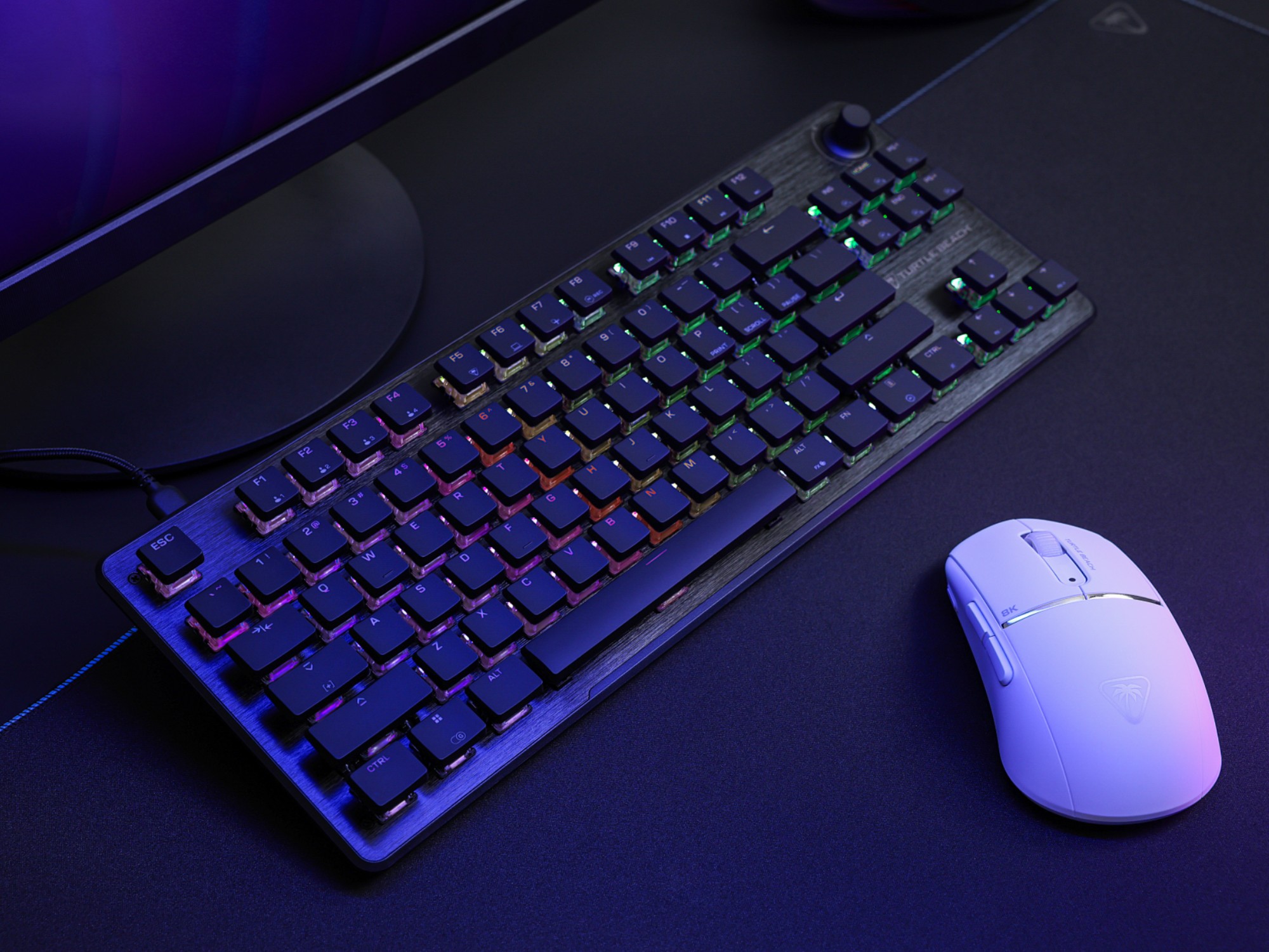 Teclado para juegos Turtle Beach Vulcan II TKL junto al ratón en un escritorio