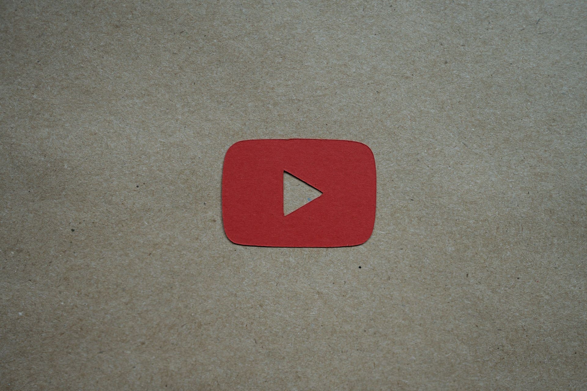 Logotipo de YouTube (Fuente de la imagen: Kelly Sikkema, Unsplash)