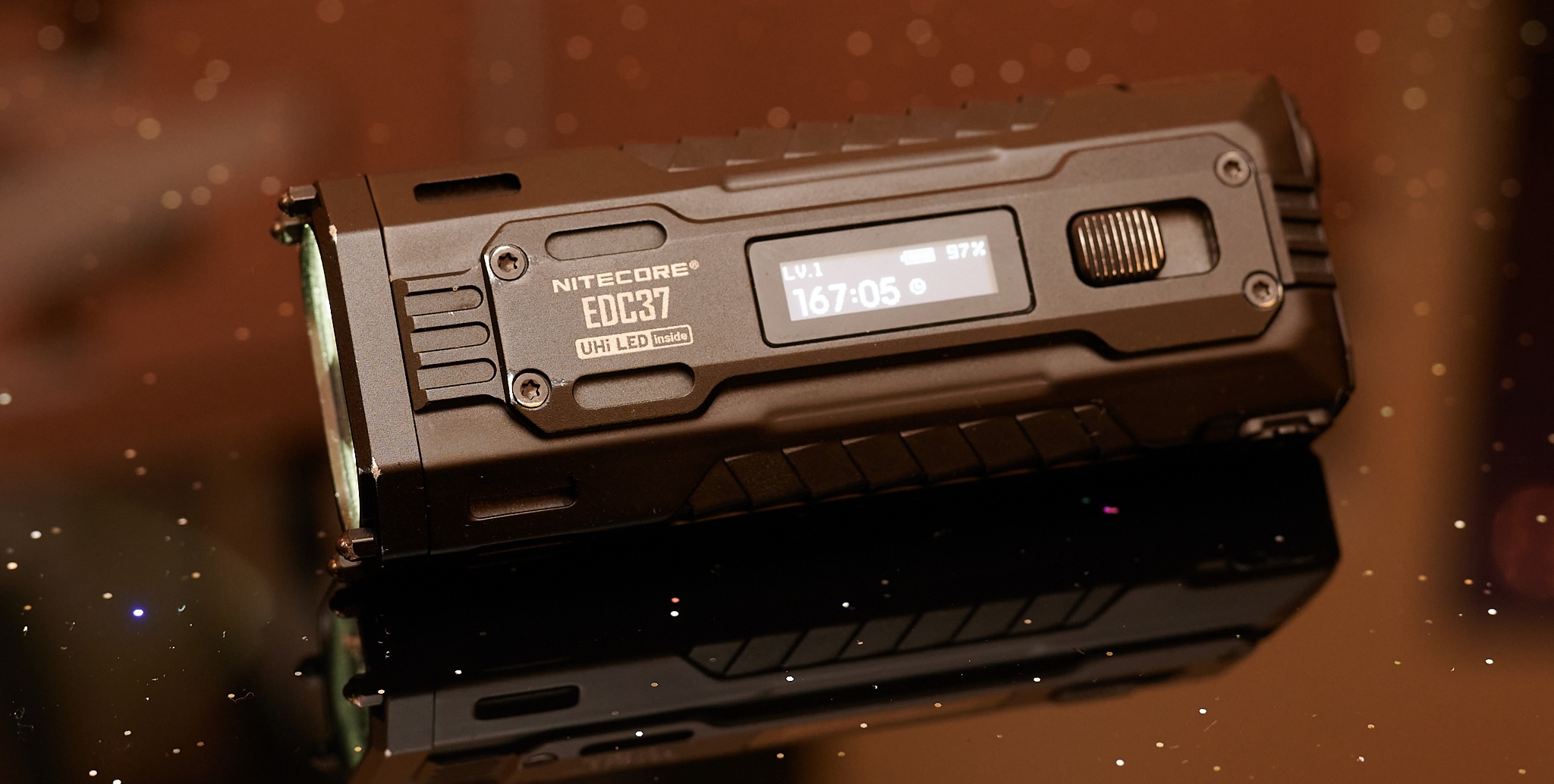 El Nitecore EDC37 tiene una pantalla OLED (Fuente de la imagen: Andreas Sebayang/Notebookcheck)