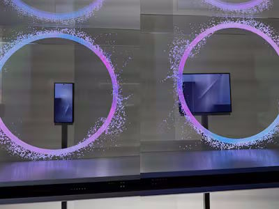 El nuevo smartphone de Samsung plegado a la izquierda y desplegado a la derecha (Fuente de la imagen: Park Ji-min, Chosun.com)