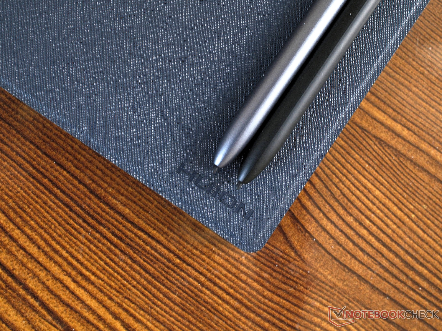 Tanto el Huion Ink como el Note E incluyen lápices ópticos, aunque se trata de modelos distintos.