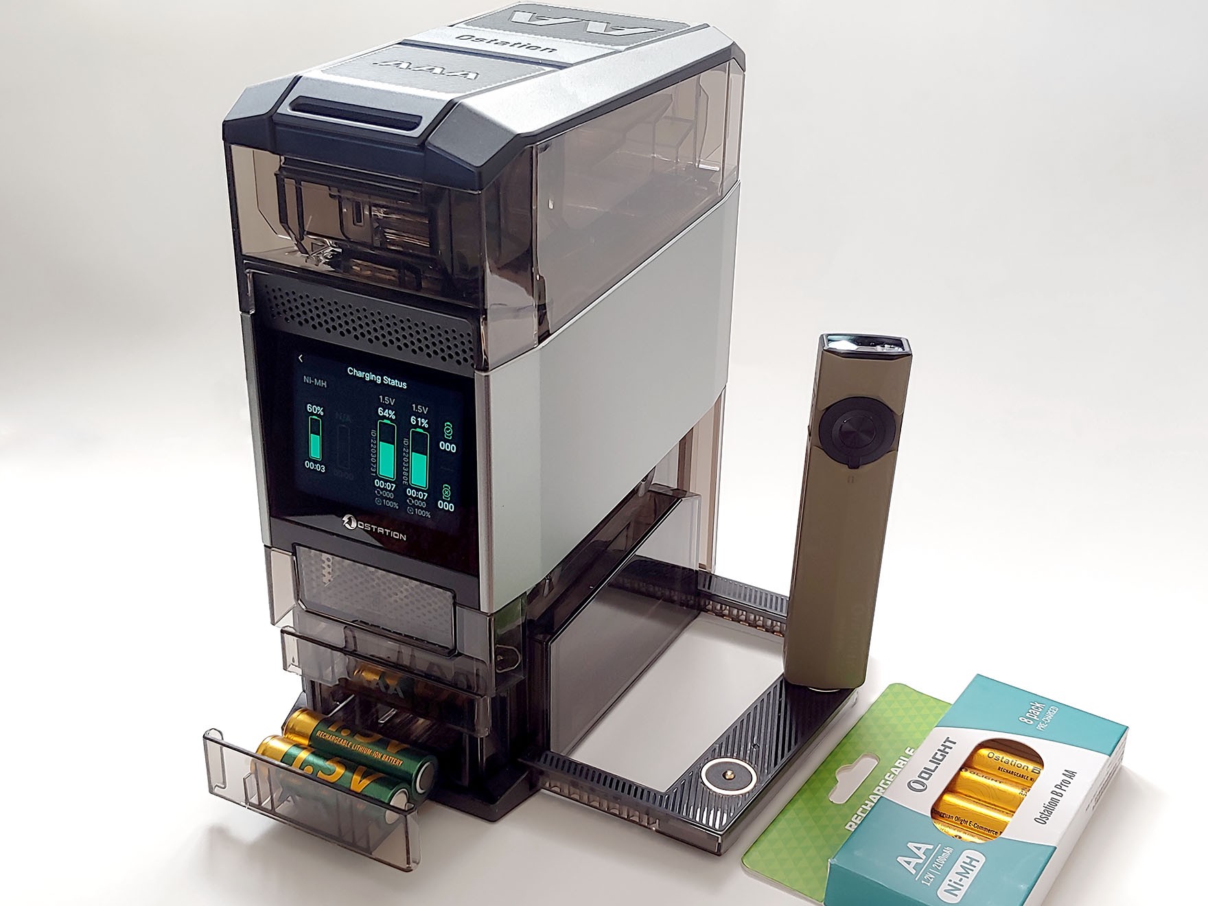 La Ostation 2 Pro simplifica la carga y el almacenamiento de pilas recargables AA y AAA. (Fuente de la imagen: Notebookcheck)