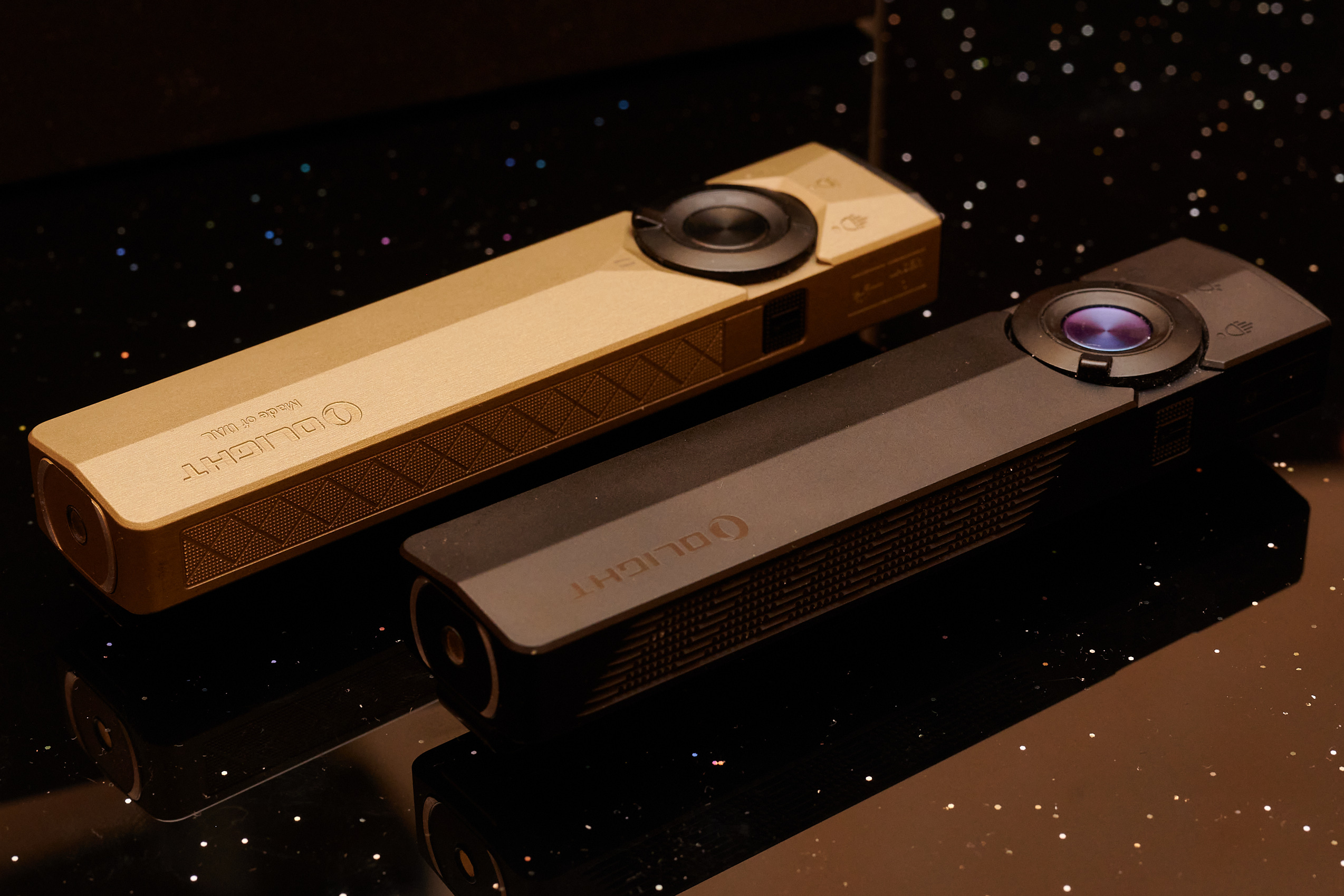 El Arkpro Ultra (arriba) y el Arkpro (abajo, negro) en la prueba. (Fuente de la imagen: Andreas Sebayang/Notebookcheck.com)