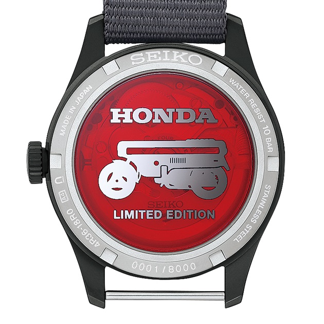 Vista trasera del Seiko 5 Sports Field x Honda Motocompo Edición Limitada, en la que se aprecia el fondo de caja transparente con la silueta de la Motocompo y el número de serie grabado.