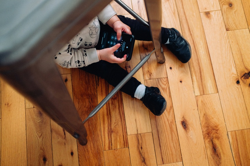Convertir el tiempo frente a la pantalla en tiempo de aprendizaje: 7 aplicaciones educativas que realmente enseñan, no sólo entretienen. En la imagen, un niño sosteniendo una tableta. (Fuente de la imagen: charlesdeluvio - Unsplash)