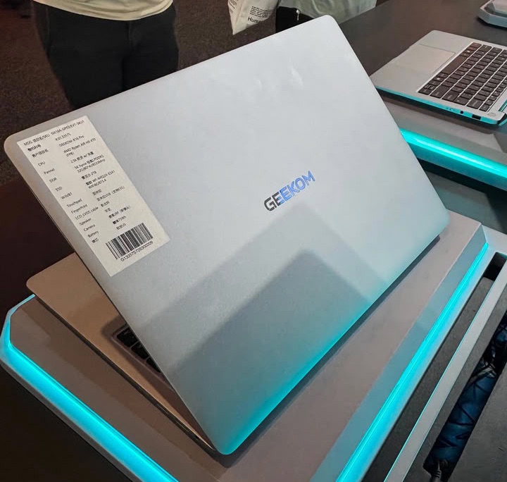 El Geekom GeekBook X16 Pro cuenta con una estructura de aleación de magnesio de alta calidad.