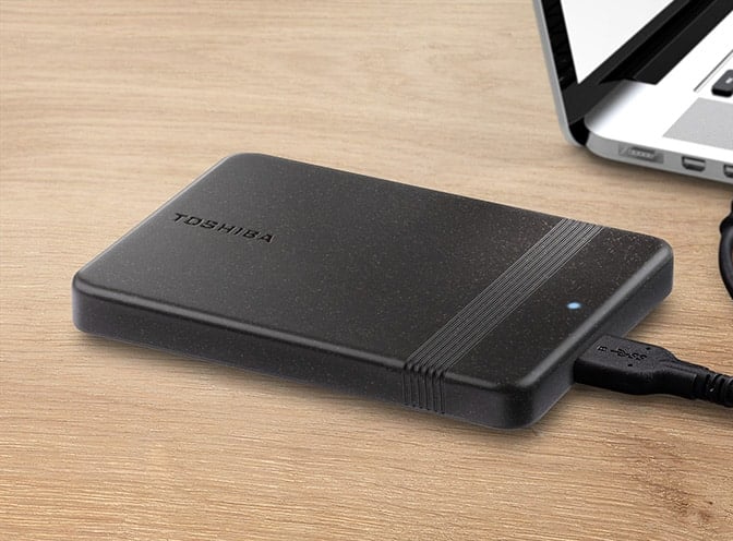 El disco duro portátil Toshiba Canvio Ready presenta una carcasa de color negro con esquinas redondeadas y una estrecha banda que facilita el agarre.