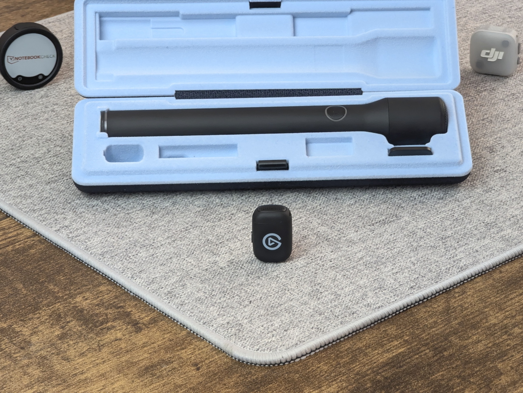 Elgato Wave Go en primer plano, con el estuche y dos competidores al fondo