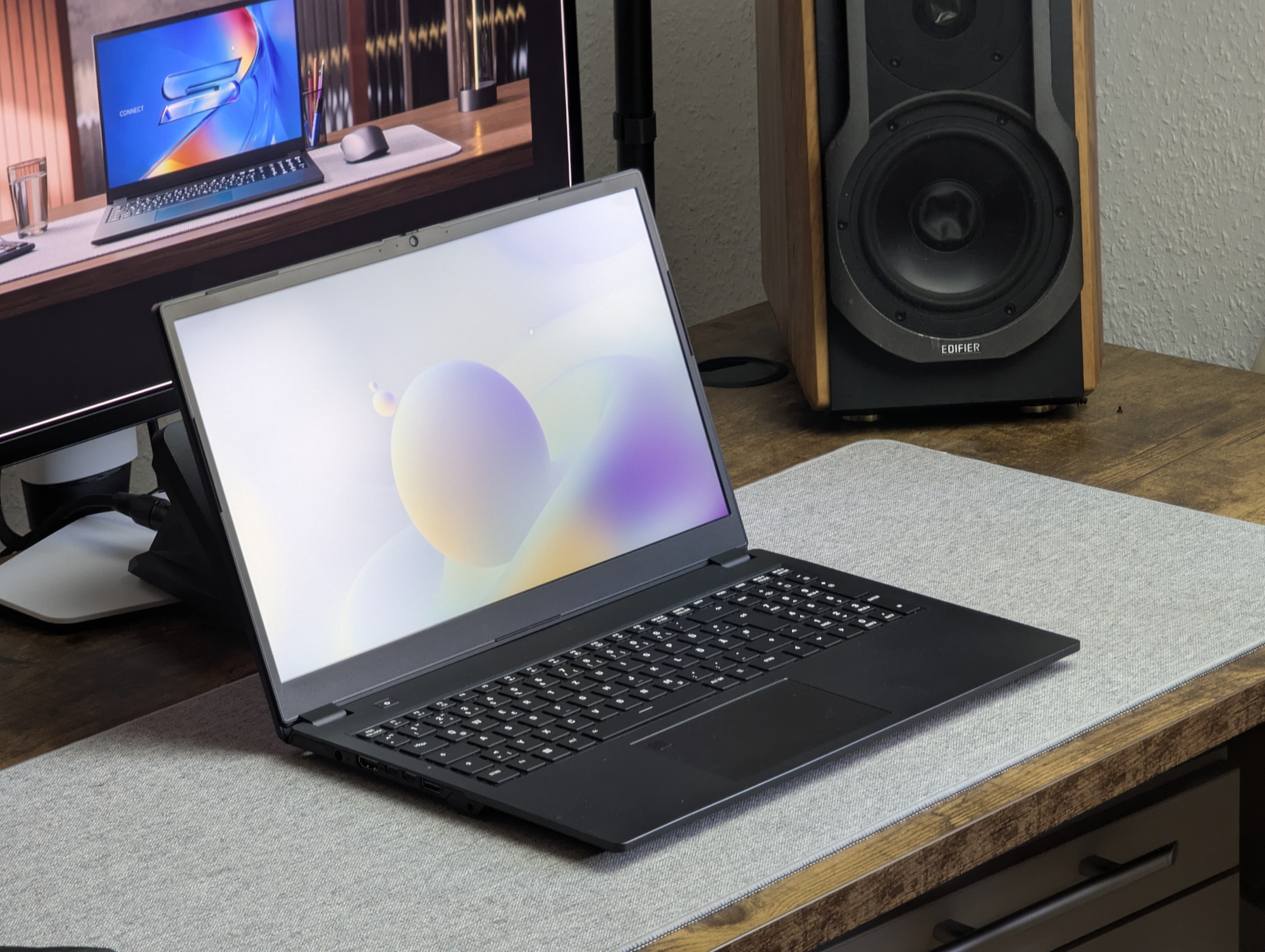 Schenker Connect 15 sobre una superficie gris en el escritorio