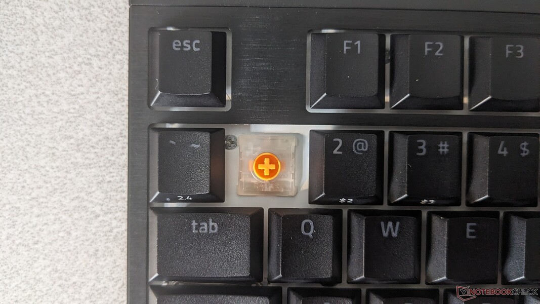 Interruptores táctiles de bajo perfil de color naranja en BlackWidow V4 HyperSpeed TKL