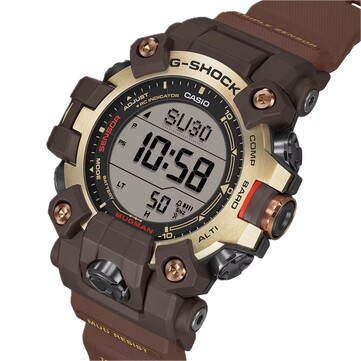 Vista en ángulo del G-Shock Mudman GW-9500MH-5, en la que se aprecia su pantalla LCD dúplex y su combinación de colores en tonos amarillo claro y marrón.