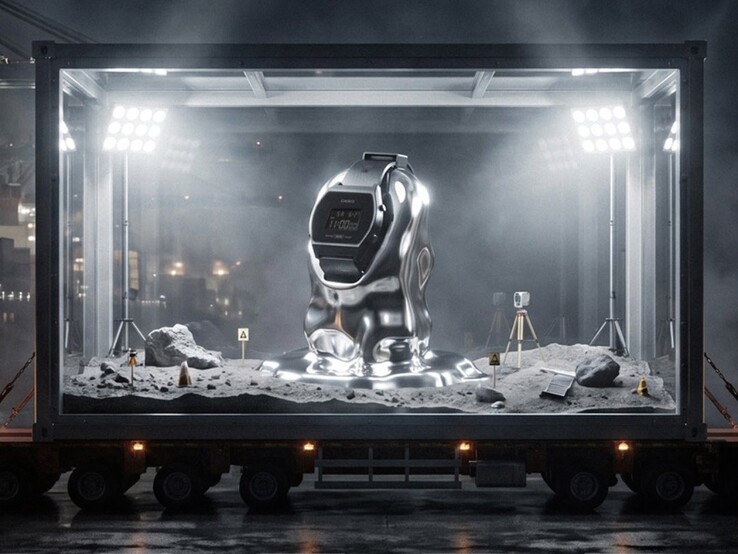 El modelo Casio x GRAGG LW-204GRAGG-1BDF se expone sobre su soporte plateado dentro de una instalación acristalada con un fondo de temática lunar.