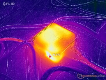 El adaptador de CA alcanza más de 46 C cuando está bajo carga