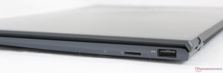 Derecha: Lector MicroSD, USB-A 3.2 Gen. 1