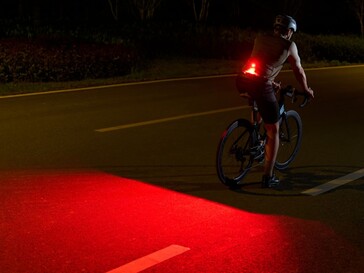 El LED rojo del Olight Oclip 2 se puede configurar en modo intermitente mientras se circula en bicicleta.