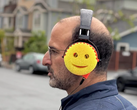 Una imagen de un hombre con auriculares "scrub daddy".