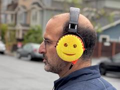 Una imagen de un hombre con auriculares 