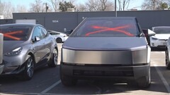 Un cibercamión Tesla desfigurado. La policía de Colorado detiene a un sospechoso vinculado a múltiples ataques a la tienda de Tesla (Fuente de la imagen: CBS Colorado)