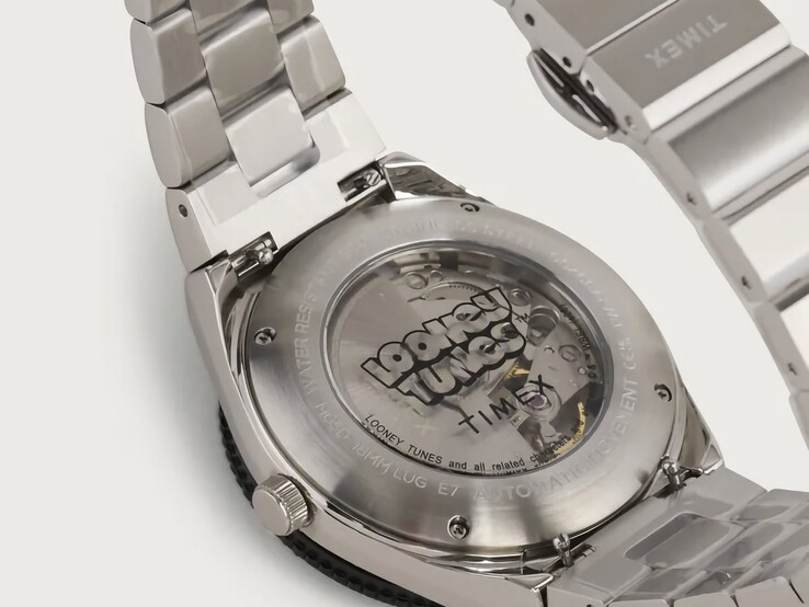Vista trasera del Timex Looney Tunes x M79 Automatic, que muestra su fondo de caja de exhibición, con el movimiento automático visible a través de la ventana transparente y la marca Looney Tunes a su alrededor.