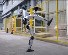 El robot humanoide G1 de Unitree impresiona con auténticos movimientos de kung fu. (Fuente de la imagen: YouTube / Unitree Robotics)