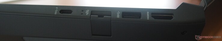 Lado derecho USB-C 3.0 (DP 1.4 + PD), RJ45 LAN, USB-A 3.0, HDMI 2.1