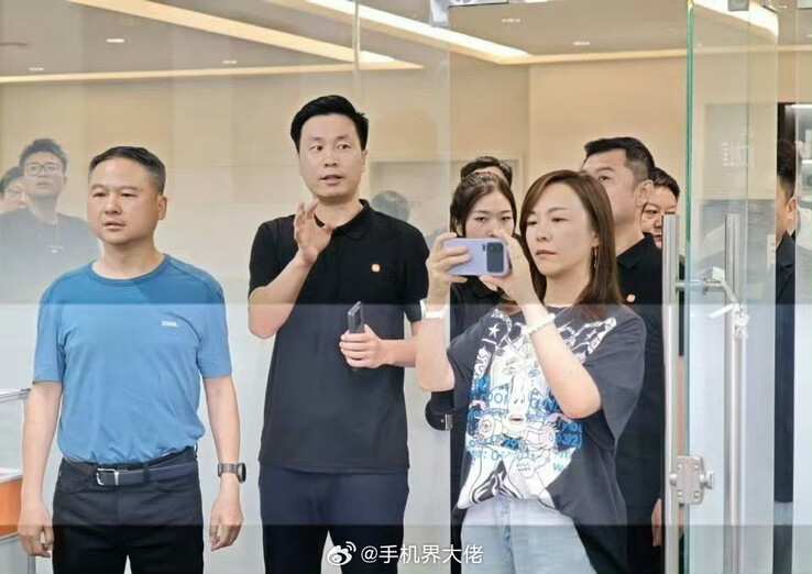 Esta foto espía muestra aparentemente el Xiaomi 16 Pro Max y su segunda pantalla en la parte trasera