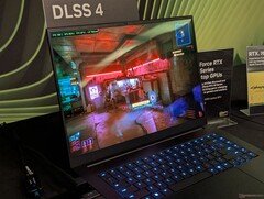 Razer Blade 16 en la GDC 2025 ejecutando Cyberpunk 2077 con DLSS 4 activo (Fuente de la imagen: Notebookcheck)