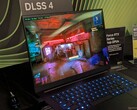 Razer Blade 16 en la GDC 2025 ejecutando Cyberpunk 2077 con DLSS 4 activo (Fuente de la imagen: Notebookcheck)