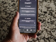 Una mano que sostiene un smartphone con la interfaz de ChatGPT abierta
