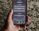 Una mano que sostiene un smartphone con la interfaz de ChatGPT abierta