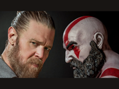 Ryan Hurst y la estatua de Kratos cara a cara del juego God of War. (Fuente de la imagen: Prime Video vía X)