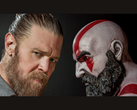 Ryan Hurst y la estatua de Kratos cara a cara del juego God of War. (Fuente de la imagen: Prime Video vía X)