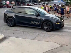 Un robotaxi Tesla sin conductor en las calles de Austin. (Fuente de la imagen: TerrapinTerpene/X)