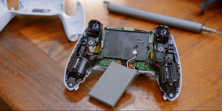 El controlador PS5 DualSense lleva una batería de 1.560 mAh. (Fuente de la imagen: Austin Evans en YouTube)