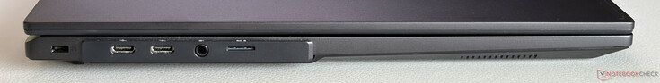 Izquierda: Cerradura Kensington, 2 puertos USB-C 4.0 con Thunderbolt 4 (40 Gbps, DisplayPort 2.1, Power Delivery), conector estéreo de 3,5 mm, lector de tarjetas microSD
