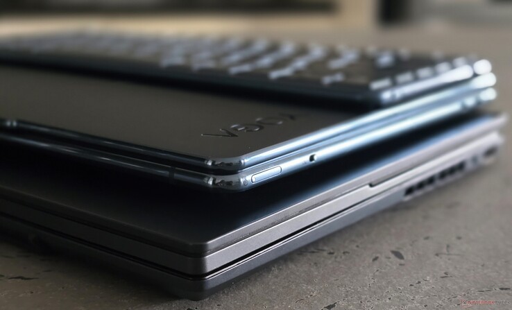 El Yoga Book también es más delgado, pero sólo porque el teclado se guarda en el exterior. (Imagen: Notebookcheck)