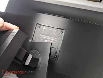 El soporte se fija a la parte posterior del monitor