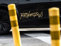 El logotipo de la plataforma de transporte compartido Tesla Robotaxi en el nuevo Model Y. (Fuente de la imagen: @artsimage/X)