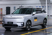Sale de la cadena de producción el primer robotaxi Xpeng GX fabricado en serie
