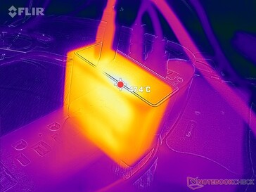 El adaptador de CA puede llegar a calentarse hasta 47 C cuando se juega durante mucho tiempo