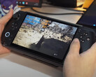La GPD Win 5 siendo utilizada con su paquete de baterías de 80 Wh acoplado. (Fuente de la imagen: GPD)