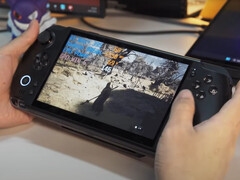 La GPD Win 5 siendo utilizada con su paquete de baterías de 80 Wh acoplado. (Fuente de la imagen: GPD)