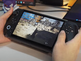La GPD Win 5 siendo utilizada con su paquete de baterías de 80 Wh acoplado. (Fuente de la imagen: GPD)