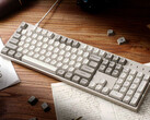 Keychron C2 Pro 8K sobre un escritorio rodeado de papeles y libros