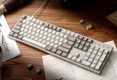 Keychron C2 Pro 8K sobre un escritorio rodeado de papeles y libros