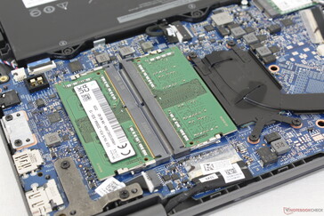 Acceso a 2 ranuras SODIMM de hasta 64 GB. Podemos notar sólo un ligero ruido electrónico de nuestra unidad de prueba