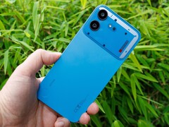 El Nothing Phone (4b) cuenta con una carcasa de policarbonato y cumple con la clasificación IP64.