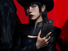 El próximo teléfono para juegos contará con una batería de 7.000 mAh. En la imagen: una imagen promocional con una mujer sosteniendo el 11 Air. (Fuente de la imagen: RedMagic)