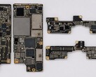 La supuesta placa base del iPhone Ultra plegable; imagen probablemente editada mediante IA